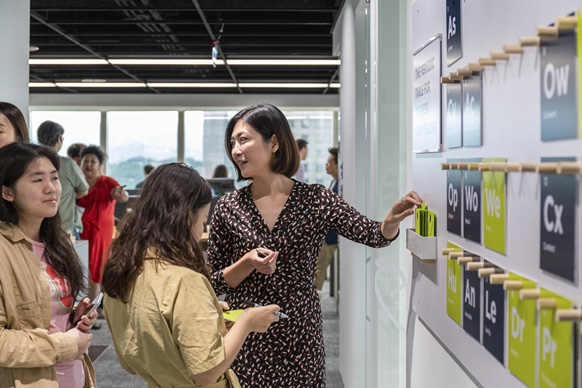 Stephanie Yang showing off Periodic Table of Business Storytelling at Hoffman Taiwan